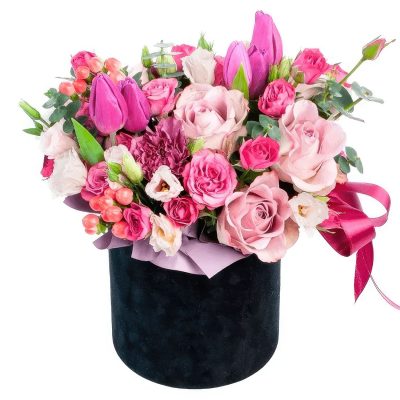 Цветы в коробке с тюльпанами